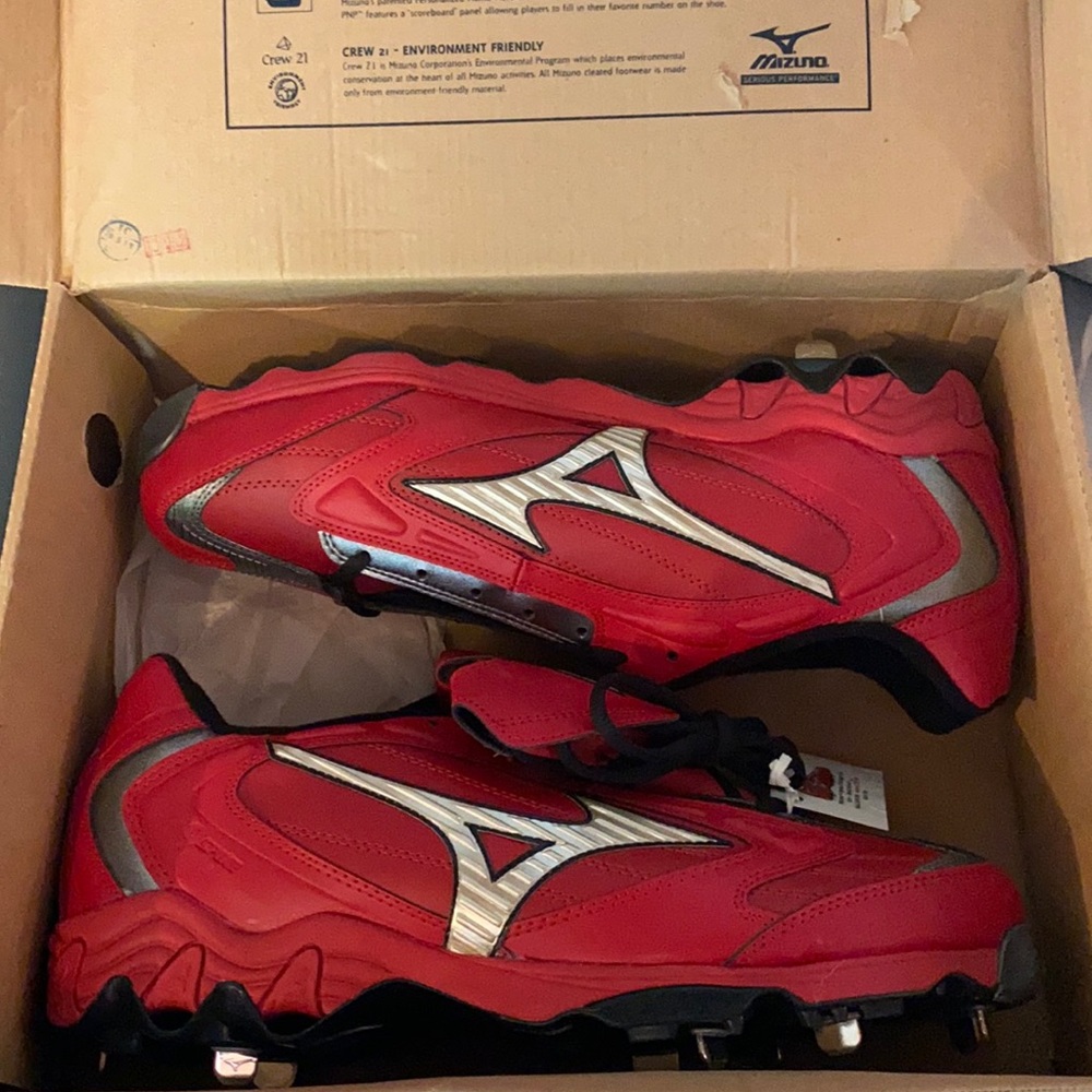 Baseball cleats